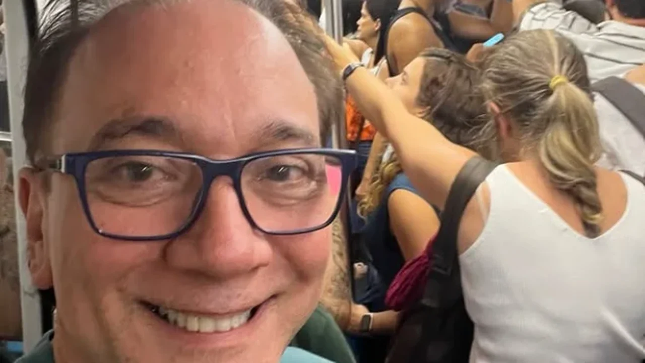 Bruno Gouveia, do Biquini, vai de metrô ao Rock in Rio e diverte fãs nas redes sociais