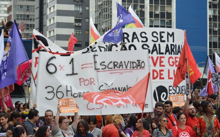 Protesto na Paulista reúne trabalhadores contra escala 6x1 e defende PEC da redução da jornada