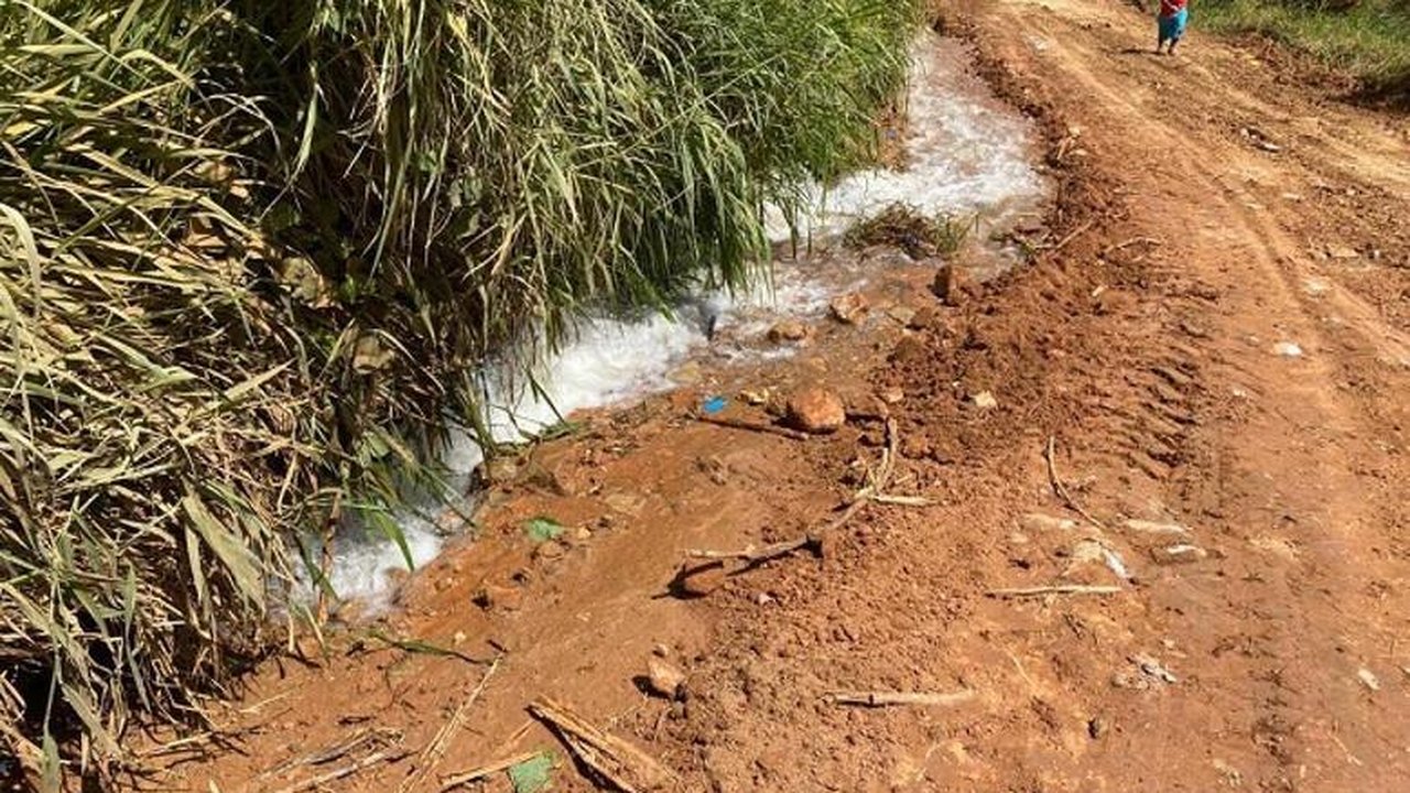 Máquina rompe adutora e prejudica produção de água em Colônia Leopoldina