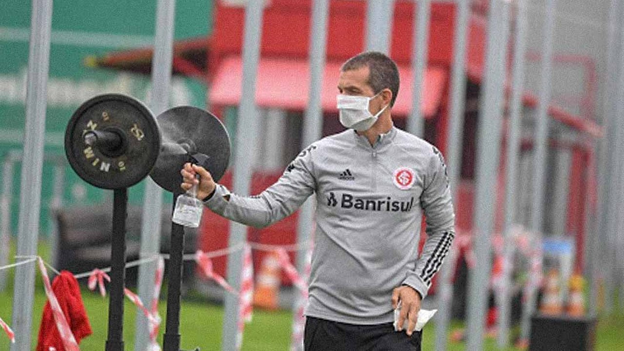 Inter faz treino com bola à distância e demite 8% dos funcionários