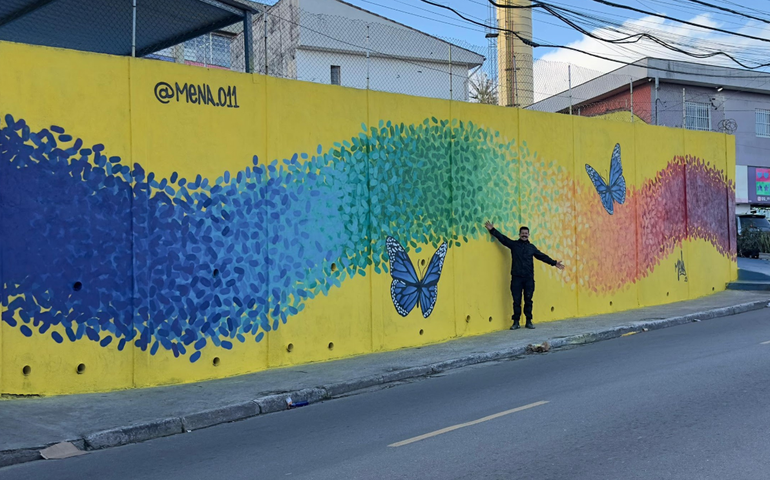 Para o Dia Nacional da Arte, Mena transforma fachada de creche municipal em obra colorida e inspiradora