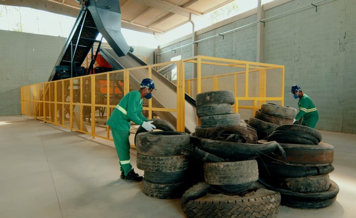 A Alagoas Ambiental é a única empresa do estado que recebe e beneficia pneus de forma adequada e de graça