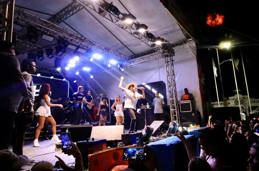 Cantor Theuzinho lota QG da Folia no sábado de Carnaval em Palmeira dos Índios