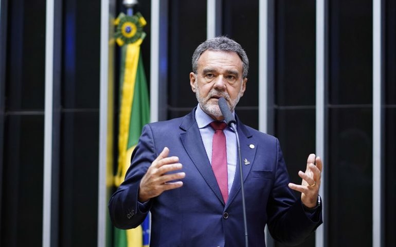 Comissão aprova projeto que obriga empresa a comunicar doença que exige quarentena