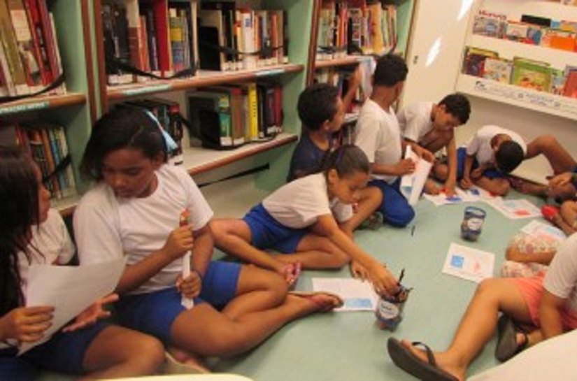 BiblioSesc volta ao Lar São Domingos falando sobre Alagoas