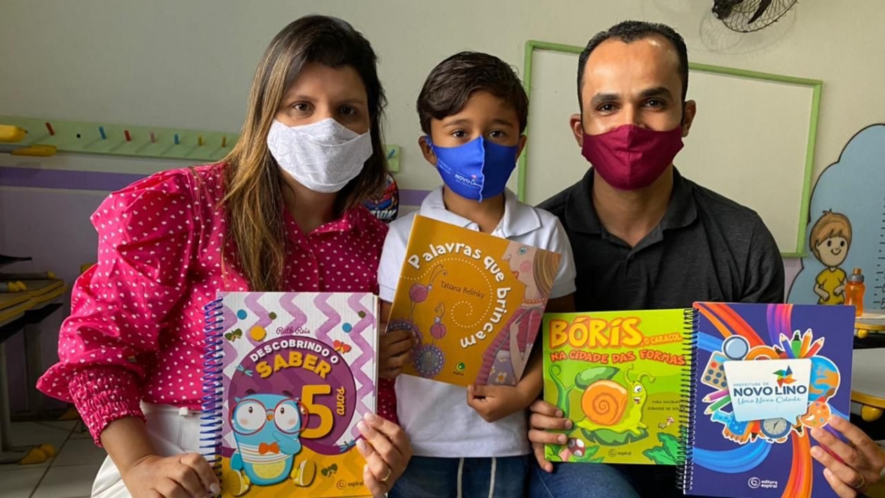 Educação de Novo Lino volta às aulas de forma híbrida e prefeita entrega kit escolar aos alunos