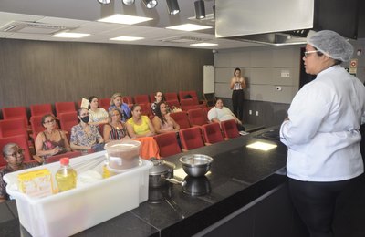 Oficina de culinária para cuidadores de crianças autistas ensina o preparo de alimentos sem glúten e lactose