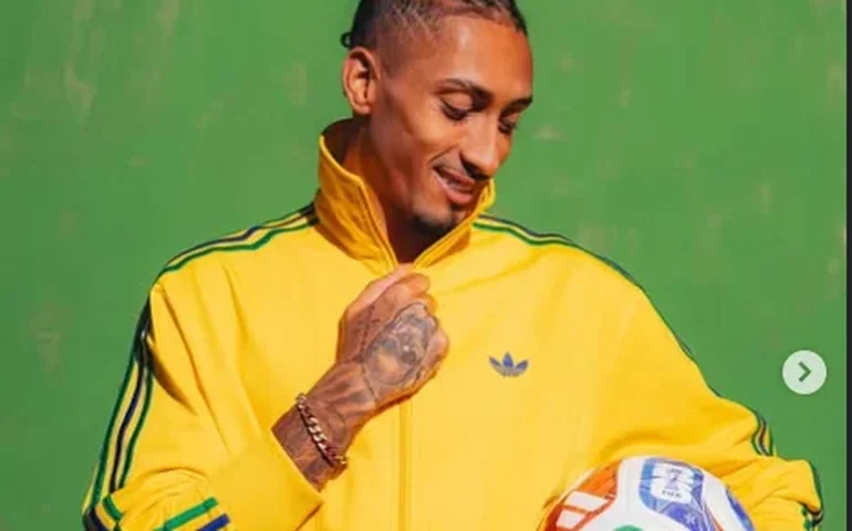 Raphinha pressiona por vaga, assume papel de líder e vira dilema para treinador no Barcelona