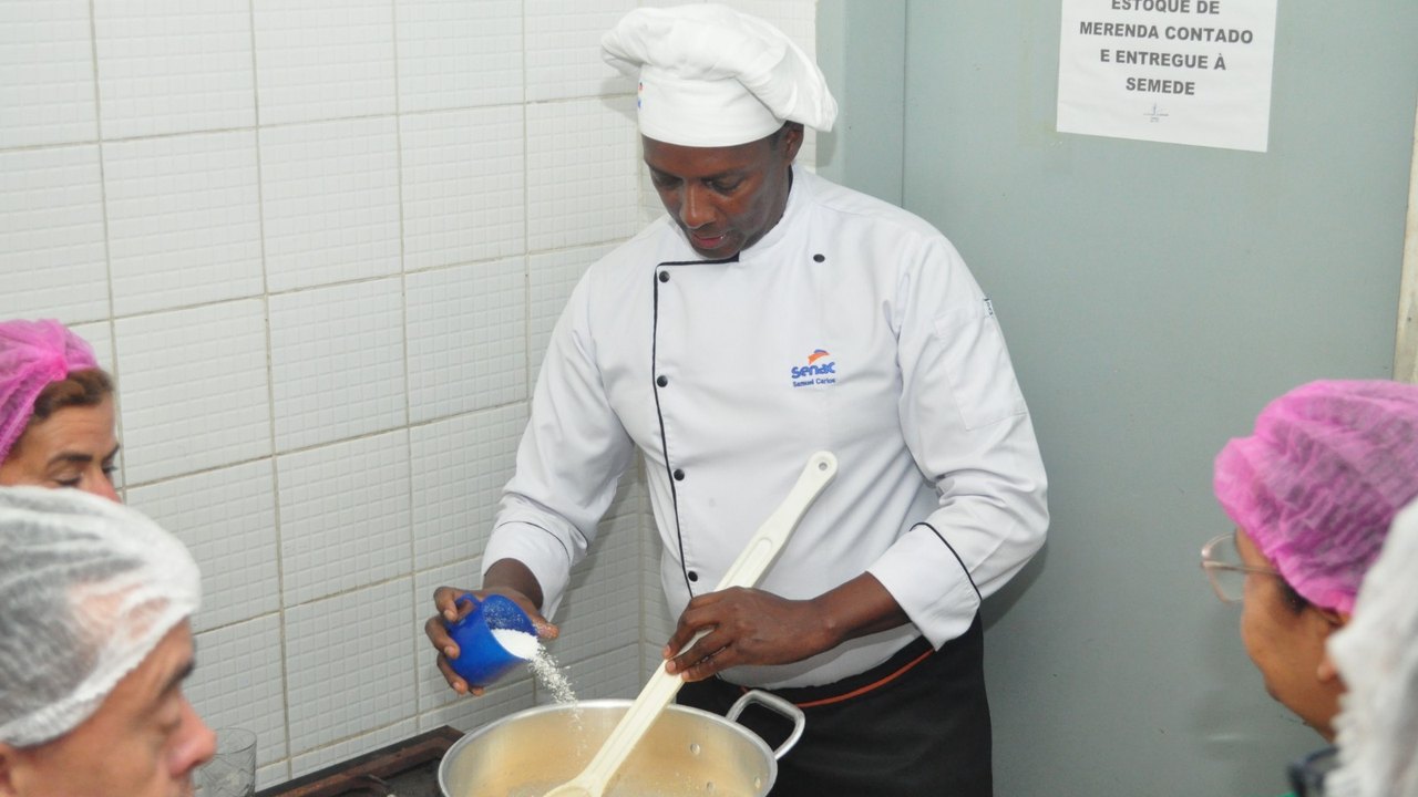 Merendeiras da rede municipal de Palmeira participam de curso de capacitação e se preparam para concurso de receitas