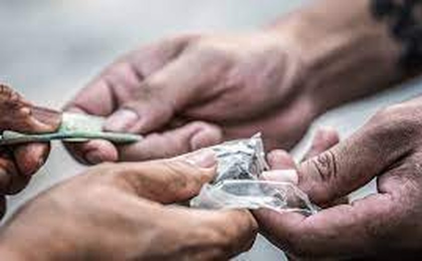 Menor é apreendido e dois homens são detidos por tráfico de drogas em casa abandonada em Arapiraca