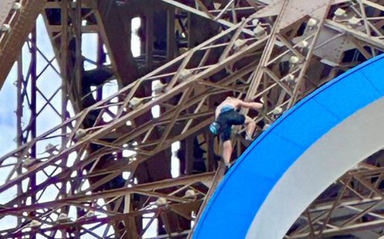 Homem escala Torre Eiffel e é detido pela polícia antes da cerimônia de encerramento dos Jogos