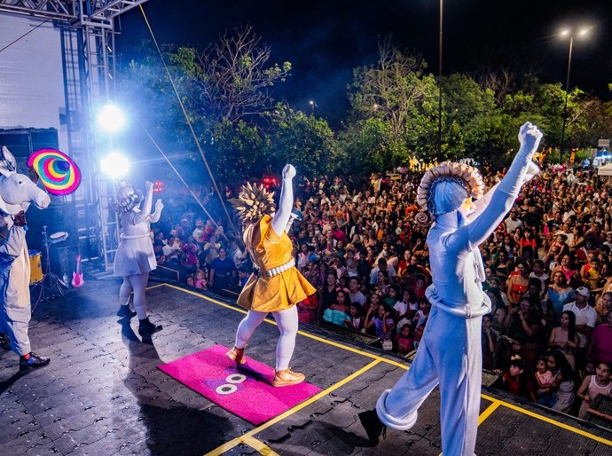 Crianças celebram a magia do natal no Bosque das Arapiracas