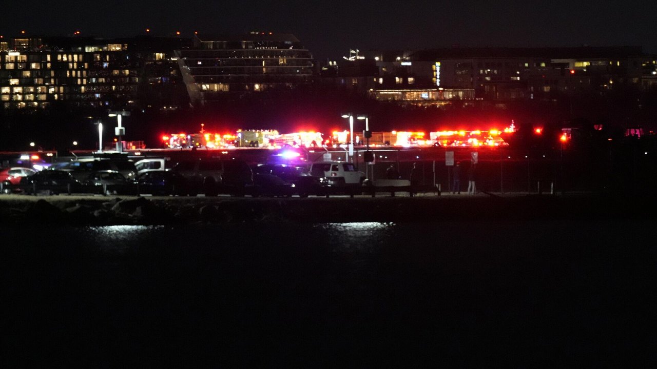 Avião de pequeno porte colide com helicóptero antes de pousar no aeroporto de Washington