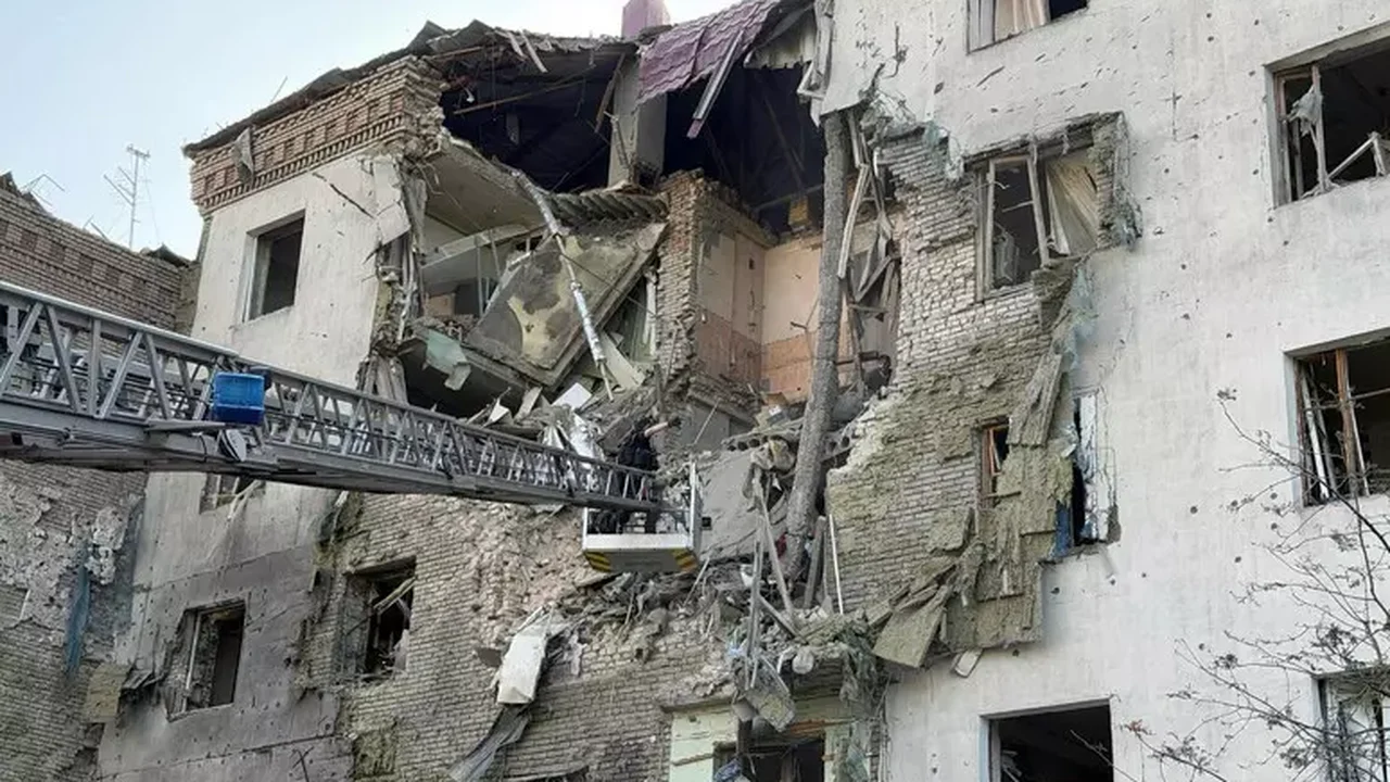 Ataques russos deixam ao menos 20 mortos e centenas de feridos na Ucrânia