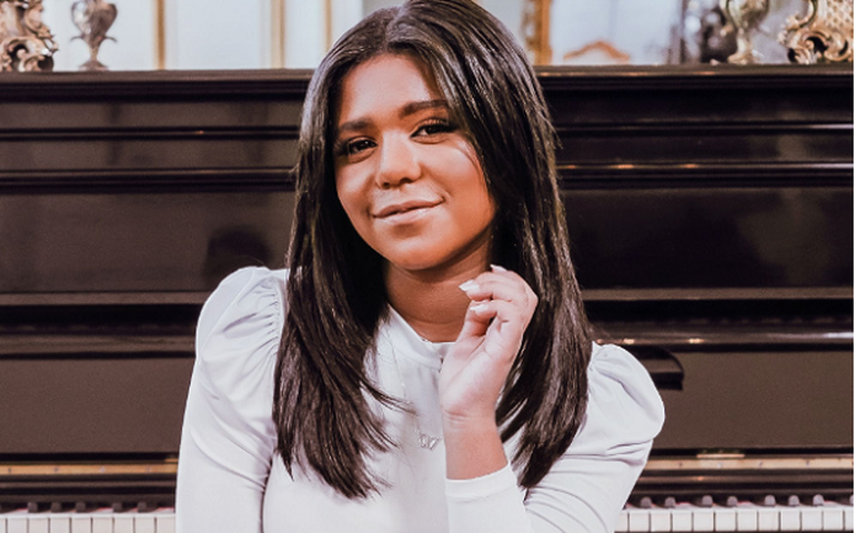 Sophia Vitória promove a nova “Coração de Noiva”