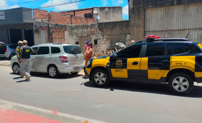 Agentes do DMTT autuam veículo utilizado irregularmente para transporte escolar