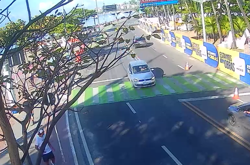 Câmera do DMTT identifica veículo que atropelou uma mulher na Ponta Verde