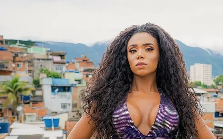 Rainha de bateria da Mangueira, Evelyn Bastos intensifica treinos para chegar 'grandona' em desfile: 'Tô carregando bastante peso'