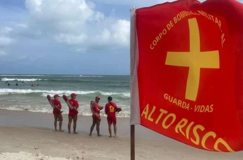 Praia do Francês registra quatro resgates por afogamento em um só dia