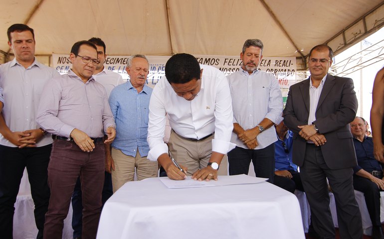 Júlio Cezar assina Ordem de Serviço para retomada de obra em conjuntos habitacionais, em Palmeira