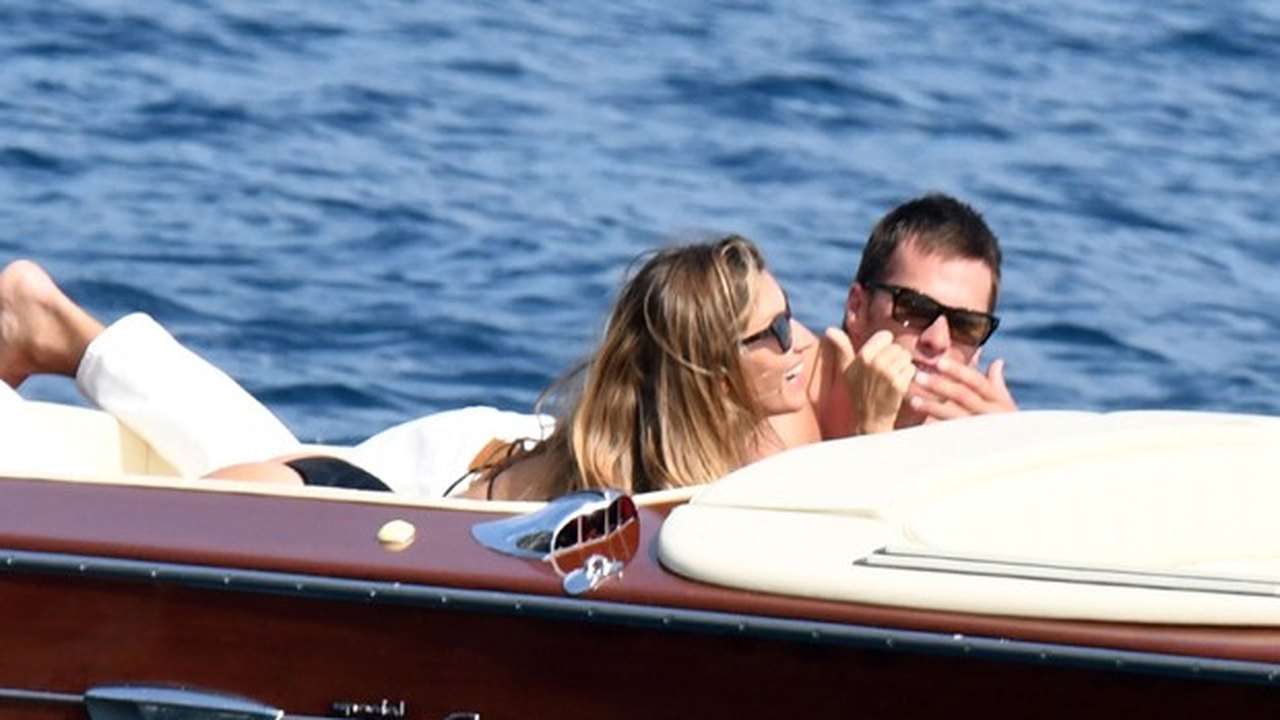 Gisele Bündchen passeia de lancha com marido e exibe boa forma