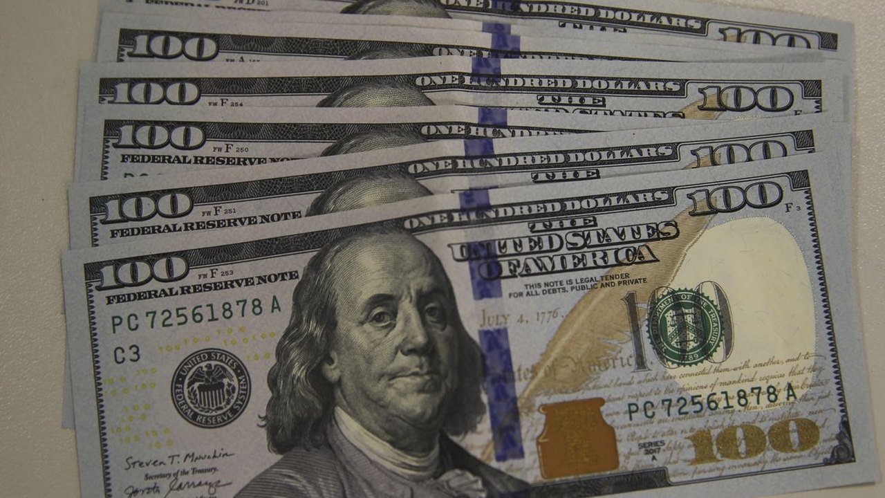 Após sete altas seguidas, dólar recua 0,95% e fecha cotado a R$ 5,53