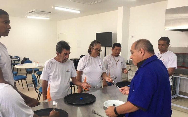 Dependentes químicos participam de curso profissionalizante de garçom oferecido pela Seprev