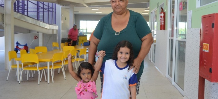 Avó de Clarisse e Maia, Roseane elogia a creche e diz que as crianças nunca querem ir embora no final do turno. Foto: Secom Maceió