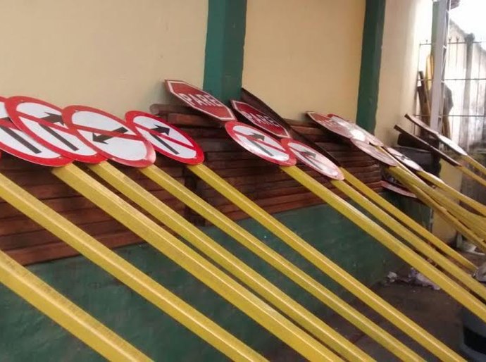 SMTT de São Miguel dos Campos recebe placas de sinalização