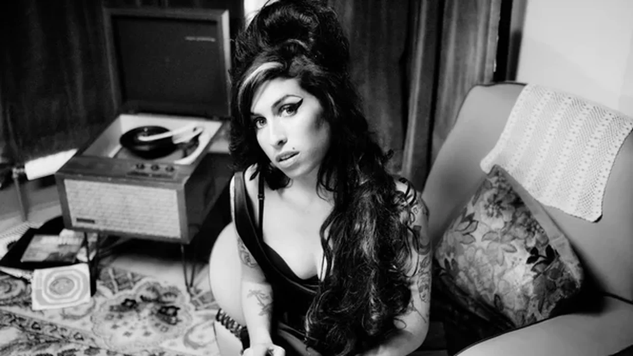 Quinze anos sem Amy Winehouse: levantamento do Ecad revela as faixas mais executadas e regravadas da cantora no Brasil
