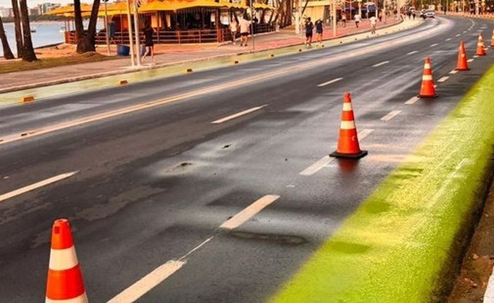 Prefeitura de Maceió proibiu o estacionamento de veículos no canteiro central da Avenida Silvio Carlos Viana