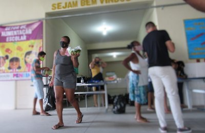 Penedo: Pais e estudantes da Escola Wilton Lucena recebem kits da merenda escolar