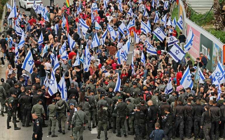 Manifestantes voltam a tomar ruas e aeroporto de Israel após reforma judicial de Netanyahu