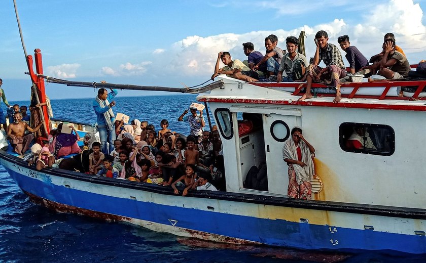 Barco levando migrantes rohingya, que fugiam do Mianmar, vira e mata pelo menos 23 pessoas