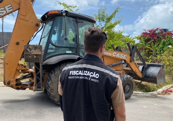 Prefeitura de Maceió remove construções irregulares em área verde de Riacho Doce