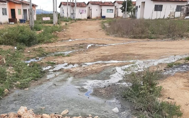 Moradores de Palmeira aguardam há 8 anos pela conclusão do Conjunto Brivaldo Medeiros; retomada das obras ainda sem cronograma