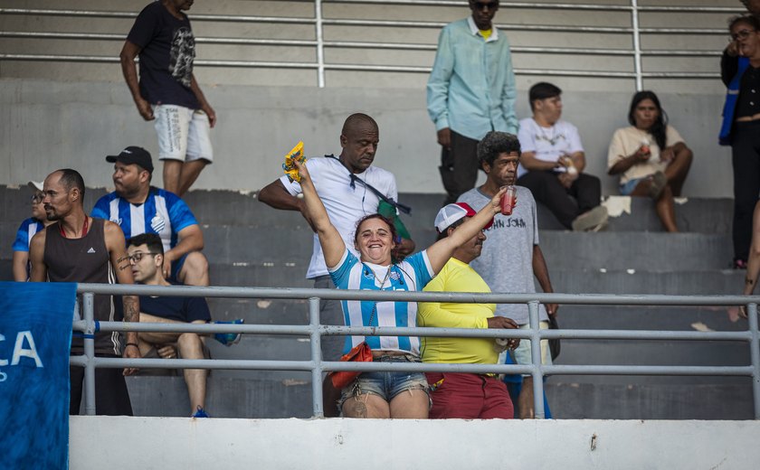 Pessoas em situação de rua vão a jogo do Campeonato Alagoano é Massa