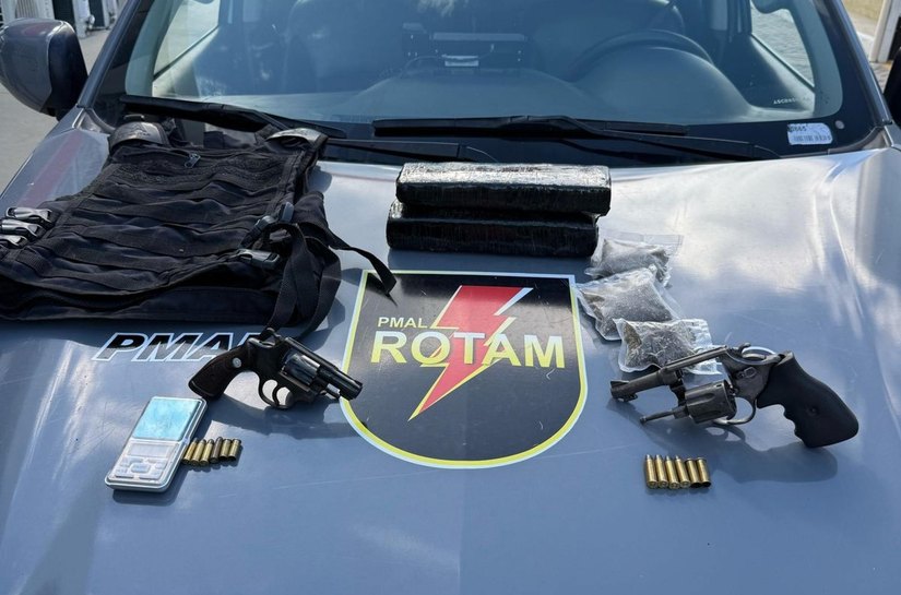 Após denúncia anônima, PM apreende armas e drogas com casal líder de organização criminosa