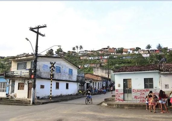 Moradores dos Flexais fazem protesto em frente a canteiros de obra da Braskem pedindo realocação imediata