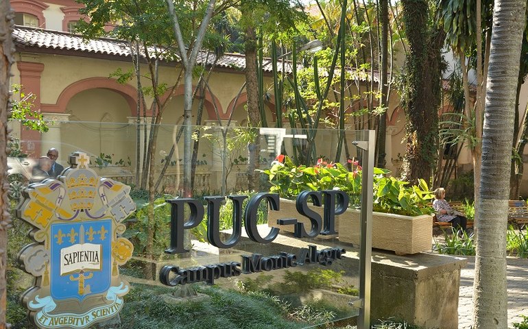 Estudantes da PUC-SP ocupam campus em protesto; Justiça autoriza que PM retire alunos à força