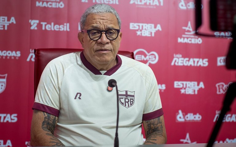 Sem aceitar reduzir o salário, Hélio dos Anjos é demitido do CRB