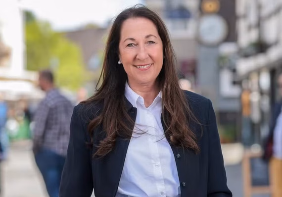 Prefeita recém-eleita é esfaqueada na Alemanha e está em estado grave