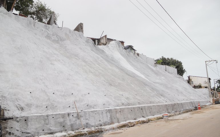 Prefeitura utiliza tecnologia contra deslizamentos de terra nas  encostas