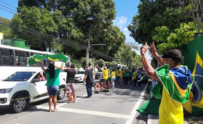 Acampamento de bolsonaristas é mantido no canteiro da Fernandes Lima Acampamento de bolsonaristas é mantido no canteiro da Fernandes Lima