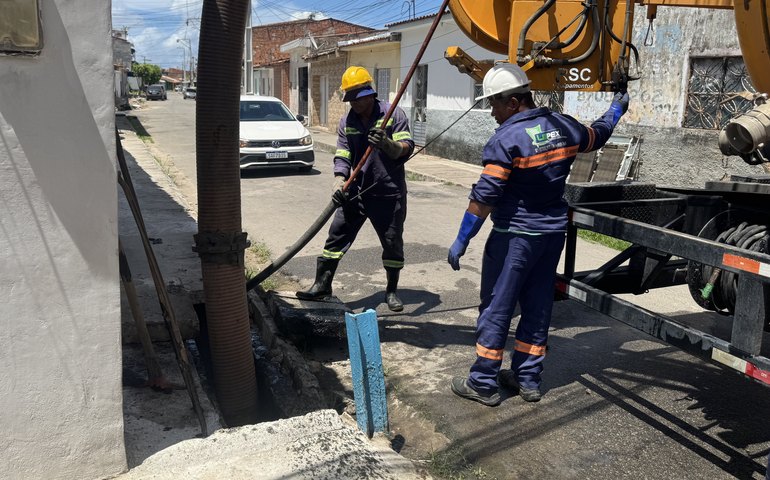 Prefeitura intensifica limpeza de galerias para evitar alagamentos em Maceió