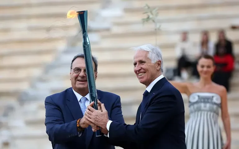 Chama olímpica dos Jogos de 2026 é entregue para Itália