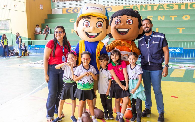 Detran leva ações de educação para o trânsito a 230 estudantes de colégio em Maceió