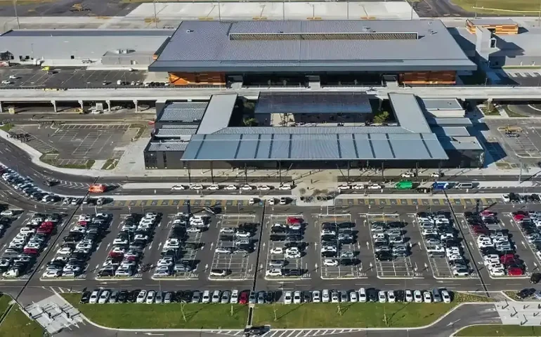 Azul inicia remoção de avião da pista do Aeroporto de Florianópolis