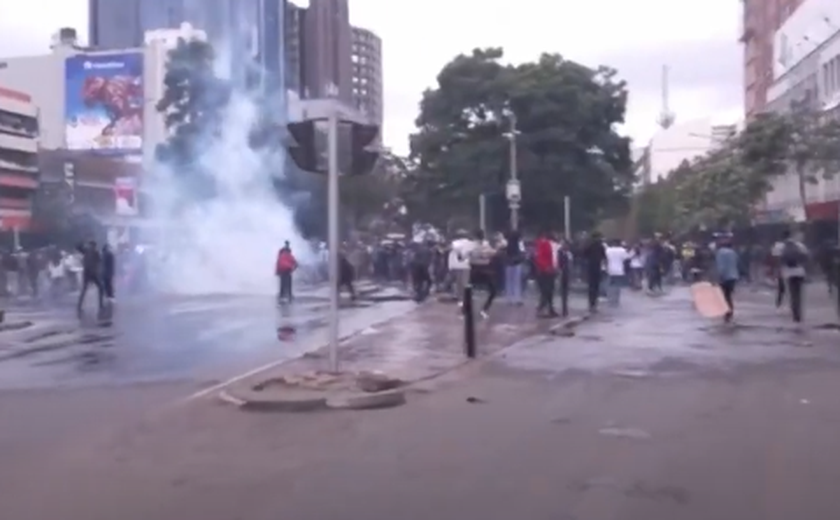 Fotos capturam o momento em que policial atira em homem durante protestos no Quênia