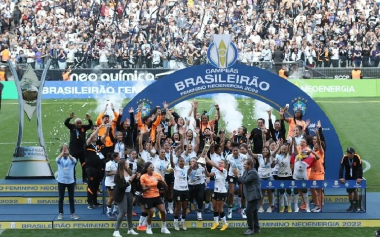 Com público recorde, Corinthians goleia Inter e é tetra do Brasileirão Feminino